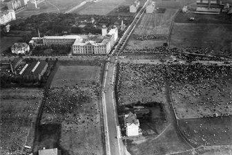 Seltene Luftaufnahme vom Sonnenberg aufgetaucht: Ein Blick zurück ins Jahr 1912 - Der Platz (rechts oben) ist der spätere Humboldtplatz, dahinter ist die Ziegelei zusehen. Die Lampenfabrik ist das dominante Gebäude im Bild. Die Villa von Hermann Riemann schließt sich links an. Die heutige Hofer Straße ist die große Straße in der Bildmitte. Gequert wird sie von der Fürstenstraße.