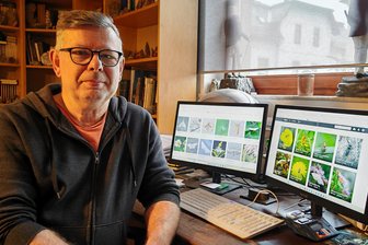 Seltene Schmetterlinge im Erzgebirge erregen Aufsehen – aber ihr Ende naht - Uwe Kaettniß daheim in Lauter. Auf den Monitoren sind Bilder seiner ausgezeichneten Webseite "Schmetterlinge-im-luchsbachtal" zu sehen.