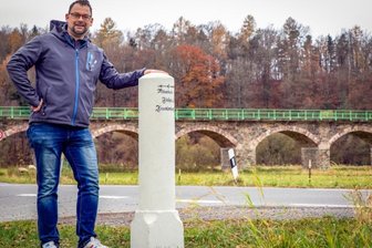 Seltene Wegweisersäule in Braunsdorf erstrahlt in alter Schönheit -