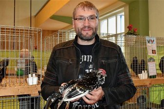 Seltene Zwerghühner punkten zur Jubiläumsschau in Oelsnitz - Florian Götz aus Marieney wurde Vizemeister in der Kategorie Zwerghühner auf seine Antwerpener Bartzwerge schwarz-weiß gescheckt. 
