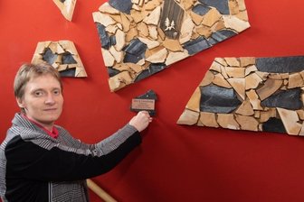 Seltenes Kunsthandwerk zwischen reichlich Edelmetall - Leiterin Eva Blaschke mit den neusten Exponaten des Museums Oberwiesenthal: Arbeiten des Rindenschnitzers Siegfried Kahl. 