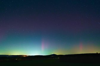 Seltenes Naturschauspiel im Erzgebirge: Fotograf sichtet Polarlichter und Komet - Polarlichter, aufgenommen in der Nacht zu Sonntag bei Bärenstein.