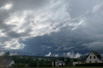 Seltenes Phänomen im Erzgebirge: Ende Mai wird es noch einmal weiß - Fünf Gewitter in drei Stunden - Feuerwehr zieht Bilanz - Gewitterwolken über dem Westerzgebirge. Sie brachten Starkregen und Hagel.