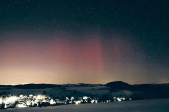 Seltenes Phänomen: Polarlichter leuchten über dem Erzgebirge - In den vergangenen Tagen konnten über dem Erzgebirge Polarlichter beobachtet werden. Aufgrund der großen Entfernung zum Polarkreis erscheinen sie hierzulande vor allem in Rot. Am Horizont ist das Leuchten der Stadt Chemnitz zu sehen. 