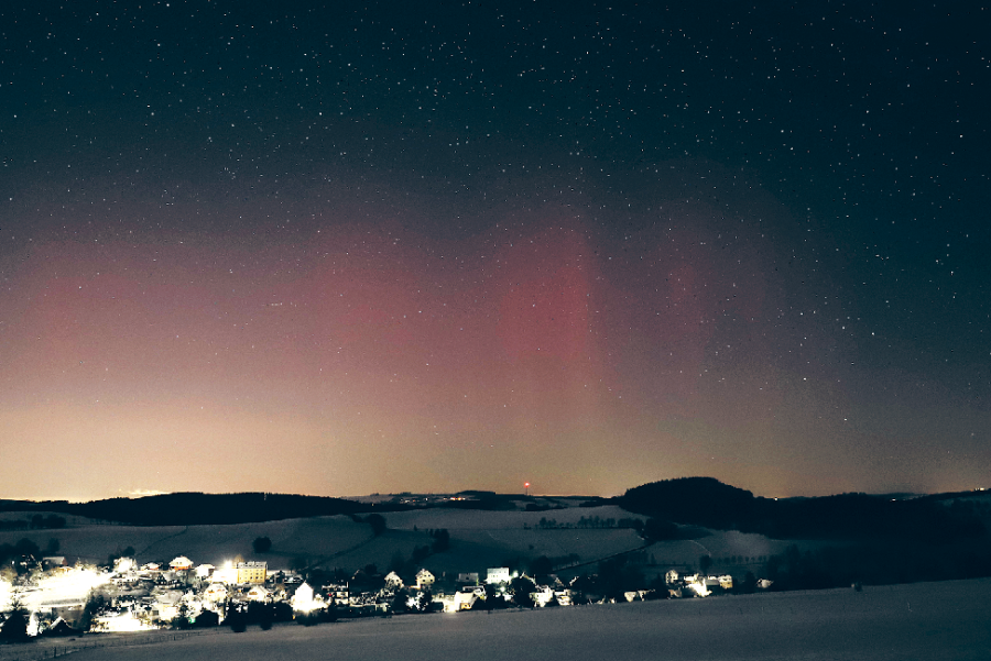 Seltenes Phänomen: Polarlichter leuchten über dem Erzgebirge - In den vergangenen Tagen konnten über dem Erzgebirge Polarlichter beobachtet werden. Aufgrund der großen Entfernung zum Polarkreis erscheinen sie hierzulande vor allem in Rot. Am Horizont ist das Leuchten der Stadt Chemnitz zu sehen. 