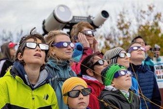 Seltenes Schauspiel am Himmel lockt an die 100 Astro-Fans nach Rodewisch - Eine Sonnenfinsternis entsteht, wenn Sonne, Erde und Mond in einer Linie stehen und der Mond die Sonne bedeckt.