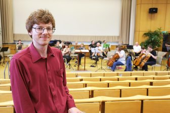 Seltenheiten und Außenseiter beim Sommerkonzert: Wie der neue Dirigent des Collegium Musicum in Freiberg Akzente setzt - Sebastian Rehnert ist der neue Dirigent des Collegium Musicum der TU Bergakademie Freiberg.