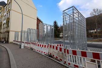 Seltsame Gitter-Konstruktion an Wettinerstraße in Aue: Was entsteht dort? - Blick auf die Gitterkonstruktionen an der Wettinerstraße in Aue.