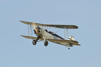 Seltsamer Flugvorfall über Frankenberg: Darum ist das Verfahren eingestellt - Ein historisches Flugzeug, ähnlich dieser Focke-Wulf Stieglitz, die bei einem Fliegertreffen in Baden-Württemberg fotografiert wurde, soll ölige Spuren in Frankenberg hinterlassen haben.
