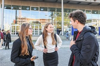 Semesterauftakt an der TU Chemnitz: Kann man sich Studieren noch leisten? - Alina Sickel (Sportwissenschaft), Charlotte Lohse (Lehramt Grundschule) und Michel Kleditzsch (BWL) studieren nun an der TU Chemnitz. Am Dienstag nahmen sie an der Immatrikulationsfeier teil. 