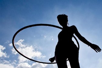 Semesterbeginn der Volkshochschule Zwickau mit neuen Kursangeboten und überregionaler Partnerschaft - Auch Hula-Hoop für Familien steht neu auf dem Programm der Volkshochschule Zwickau.