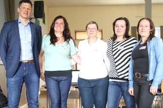 Seminar in Leubsdorf: Wie man traumatisierte Kinder begleitet - Ein Teil des großen Veranstaltungsteams des Seminars zum Thema „Traumatisierte Kinder“: Ronny Auerbach, Susan Ranfeld, Nicole Löbner, Annett Krumbiegel und Uta Kaden (v. l.).