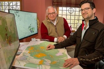 Seminarbetrieb in Waldakademie startet später - Dr. Justus Eberl (r.) und Joachim Diener von Schönberg bei Planungen für die Waldakademie, die auch Seminare im Wald anbieten will.