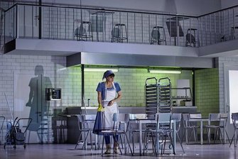 Semperoper verlegt Aschenputtel-Geschichte in heruntergekommene Kantine - Als Aschenputtel in der Kantine macht Emily D'Angelo einen überzeugenden Job. 