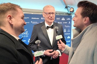 Semperopernball 2026: Welchen Promis die Notendealer aus Freiberg auf den Zahn fühlten - Günther Jauch beantwortet beim Semperopernball eine Sachsen-Frage der Notendealer.
