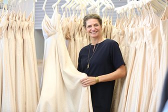 Semperopernball: Designerin lässt Debütantinnenkleider im Erzgebirge nähen - Dorothea Michalk ist die Designerin der 100 Debütantinnen-Kleider für den 100. Semperopernball. Der soll am Freitagabend in Dresden gefeiert werden.