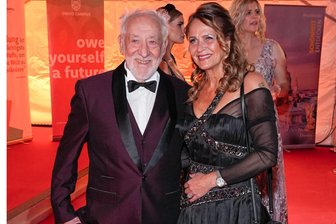 Semperopernball: Didi Hallervordens Frau von Hohenstein-Ernstthalerin frisiert - Dieter Hallervorden mit seiner Frau Christiane Zander auf dem Semperopernball in Dresden. Dafür, dass das Paar eine so gute Figur gemacht hat, sorgte auch Daniela Weinhold aus Hohenstein-Ernstthal, denn sie hat vor der Veranstaltung die Haare von Christiane Zander gestylt.