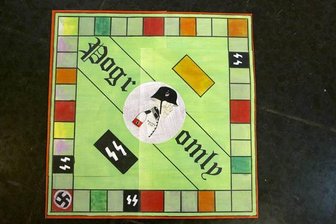 Eine frühe Geldquelle des Trios war der Verkauf einer Monopoly-Version, mit der sich die Judenvernichtung nachspielen ließ. 
