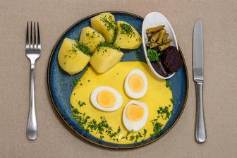 Senf-Eier und „Tote Oma“ zurück auf dem Teller: Stadt im Vogtland setzt auf Retro-Küche - Senfeier mit Kartoffeln: Ein Gericht aus der Betriebskantine, Schulküche oder bei Oma zu Hause. Im Ratskeller gab es früher aber auch Hochwertigeres, wie Sauerbraten oder Zunge.