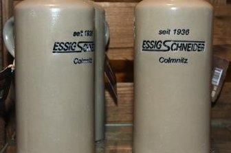 Senf für Süßmäuler und Biergenießer - Dem klassischen Vorbild folgend: Krüge mit Senfinhalt.