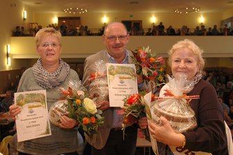Senftenbergerin gewinnt Neudorfer Suppenkochwettbewerb - Die Sieger (v. l.): Irene Jörgens (3.) Andreas Schmiedel (2.) und Siegerin Renate Fritsche auf der Bühne im Neudorfer Kaiserhof.