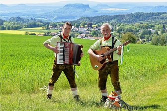 Senior auf "Ahnensuche" im Theater Freiberg - Gemeinsam mit Ralf Trojahn (l.) bildet Helmar Nestroy das Duo "Die Basteifüchse". 