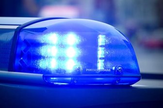 Senior fährt in Gleisbett der Deutschen Bahn -