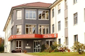 Senior verstirbt nach Corona-Ausbruch in Pflegeheim - Das Senioren-Pflegeheim Haus Linde in Lengenfeld, in dem es einen Corona-Ausbruch gegeben hatte.