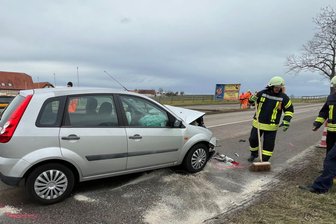 Senior verursacht Auffahrunfall bei Penig - Die Einsatzkräfte der Niedersteinbacher Feuerwehr mussten Treibstoff und Öl binden.