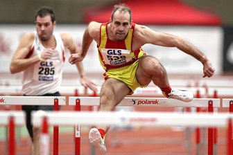 Senioren der SG Vorwärts Frankenberg zeigen Improvisationstalent und gewinnen viele Titel - Über 60-Meter-Hürden lief Matti Herrmann (r.) von der SG Vorwärts Frankenberg bei der Masters-DM zu einer seiner vier Goldmedaillen.