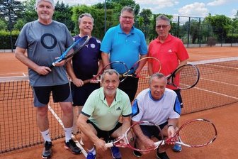 Senioren freuen sich über Klassenerhalt - Freuen sich auf ein weiteres Jahr in der Oberliga: Udo Singer, Frank Gudde, Bernd Jendros und Steffen Bolz (h. v. l.) sowie Roland Werner und Wolfhard Brockhaus vom TC Frankenberg. 