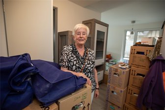 Senioren im Glück: Was den Plauenern am Servicewohnen im neuen Resort Dobenau am meisten gefällt - Noch lebt Rosemarie Wolfrum vor allem aus der Kiste. Doch jeder Karton ist ordentlich beschriftet. Die Seniorin hatte auch viel Zeit, sich vorzubereiten.
