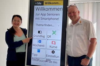 Senioren mit Smartphone: Wo es im Erzgebirge geduldige Hilfe gibt, ohne dass einer stöhnt - Angela Gerlach und Mario Jäger vermitteln auf nette Art, wie ein solches Smartphone funktioniert.