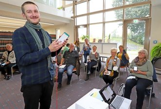 Senioren ohne Scheu vor digitaler Welt - Dozent Franz Hauptvogel erklärte den Kursteilnehmern in Brand-Erbisdorf die optimale Nutzung des Smartphones. 