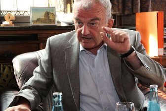 Senioren-Protest gegen Zwangsruhestand - Bürgermeister wie der Werdauer Ralf Tittmann müssen spätestens einen Tag vor ihrem 68. Geburtstag ihren Hut nehmen.