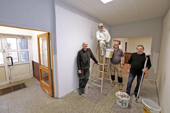 Senioren übernehmen Jugendclub in Meerane: Wenn „Graukappen“ sogar graue Farbe an die Wände bringen - Sie haben sich um den Innenausbau gekümmert: Rainer Jänsch, Jörg-Peter Heinicke, Frank Blauhut und Bernd Krämer (von links). Zum Team der Helfer gehörte zudem Jörg Tschirner.