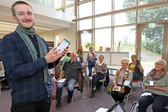 Senioren und Eltern erhalten Einblicke in die Medienwelt - Zu Gast war das Projekt "Medienchamäleon" schon unter anderem in der Bibliothek in Brand-Erbisdorf. Dozent Franz Hauptvogel erläuterte Kursteilnehmern die optimale Nutzung des Smartphones.