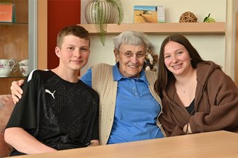 Senioren und Oberschüler aus Lunzenau halten zusammen: Projekt wirbt für den Pflegeberuf - Jung und Alt sind sich auch in diesem Schuljahr nähergekommen und nahmen an der Abschlussveranstaltung zum Projekt „care4future“ im Seniorenheim „Haus Abendsonne“ in Göhren teil: Nathanael und Janina mit Bewohnerin Liane Schreier. Die 90-Jährige stammt aus Markersdorf und hat früher in der Landwirtschaft gearbeitet.