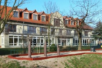 Senioren-WG in der Warteschleife - Die ehemalige Förderschule "Wilhelm Pfeffer" im Zettlitzer Ortskern soll einem neuen Zweck dienen. 