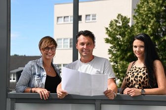 Senioren-Wohnprojekt in Oelsnitz eint Privatsphäre und Geselligkeit - Jenny Bochmann, Sachgebietsleiterin Liegenschaften der Stadt, Projektleiter Nico Scheffler von der Frömmig & Scheffler GmbH aus Lichtenstein und Annemarie Fischer vom Pflegedienst Bergmann (von links) auf einem der beiden großen Balkone, die allen Bewohnern der künftigen WG zur Verfügung stehen.