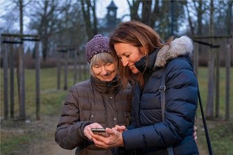Seniorenassistenz: Das Bindeglied zwischen älteren Menschen und ihren Kindern - Ziemlich beste Freundinnen: Aileen Schüppel besucht Monika G. einmal in der Woche. Oft führt sie ein Spaziergang durch die Parkanlage am Zwickauer Schloss. Eine gute Gelegenheit auch für ein bisschen Medientraining am Smartphone.