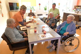 Seniorenbetreuung in Brand-Erbisdorf: Pflegeservice Reiß erweitert Angebot - In der neuen Wohngemeinschaft des Pflegeservice Reiß an der Zuger Straße 7 in Brand-Erbisdorf werden Johanna Liebscher (r.) und weitere Bewohner von den Schwestern Kathrin und Lisa (v. l.) betreut.