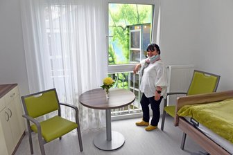 Das Seniorenhaus Augustusburg bot am Sonntag die Gelegenheit, den neuen Erweiterungsbau für 32 Bewohner kennenzulernen. Heimleiterin Ines Trinks zeigt die Ausstattung der Räume und freut isch, dass rundum reizvolle Ausblicke aus den Zimmern möglich sind. Auch die Sicht in den Hof wird durch ein riesengroßes Graffitti aufgehübscht.