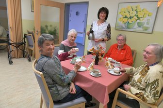 Seniorenheime Freiberg bieten rund 400 Pflegebedürftigen ein Zuhause - Im Haus „Elisabeth“ der Seniorenheime Freiberg an der Chemnitzer Straße gab es gestern ein gemütliches Kaffeetrinken. Passend zum Faschingsauftakt servierte Betreuungsassistentin Heike Dahlke dazu Pfannkuchen.