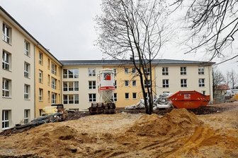 Seniorenheime wie am Fließband: Was in Lichtenstein anders ist - Am früheren Standort der Frauenklinik schräg gegenüber dem Lichtensteiner Bahnhof wächst das neue Seniorenpflegeheim. Gebaut wird seit Herbst 2021. Am 1. Oktober 2023 soll der Komplex mit 135 Betten an den Betreiber übergeben werden.