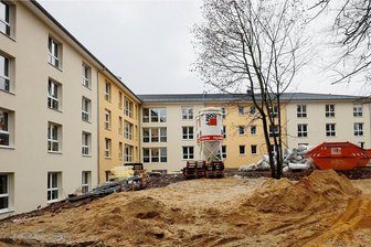 Seniorenheime wie am Fließband: Was in Lichtenstein anders ist - Am früheren Standort der Frauenklinik schräg gegenüber dem Lichtensteiner Bahnhof wächst das neue Seniorenpflegeheim. Gebaut wird seit Herbst 2021. Am 1. Oktober 2023 soll der Komplex mit 135 Betten an den Betreiber übergeben werden. 