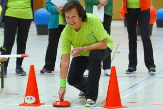 Seniorensportwoche in Mittelsachsen: Bewegung, Spaß und Gesundheit im Einklang - Dorothea Gärtner von der Sportgemeinschaft Präzi Freiberg fand im vergangenen Jahr Gefallen an einer Curling-Variante in der Halle.