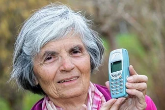 "Seniorenticket grenzt Senioren aus" - Hella Schmidt (80) aus Plauen hat ein Handy, aber kein Smartphone und keinen Internet-Zugang. Damit kann sie das 49-Euro-Ticket nicht kaufen. Betroffene und Interessenvertreter sehen darin Altersdiskriminierung.
