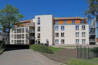 Blick auf die Südansicht des Neubaus des Altenpflegeheims Wettiner Straße in Glauchau.