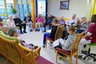 Seniorenzentrum: Schüler sorgen für das Ende der Einsamkeit - Mädchen und Jungen vom Zschopauer Gymnasium lösten im Seniorenzentrum große Freude aus, als sie aus dem Buch "Das Ende der Einsamkeit" vorlasen. 